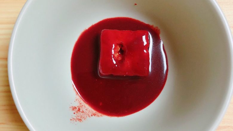 腐乳菜花,取一只碗,放入一块玫瑰腐乳和汁。