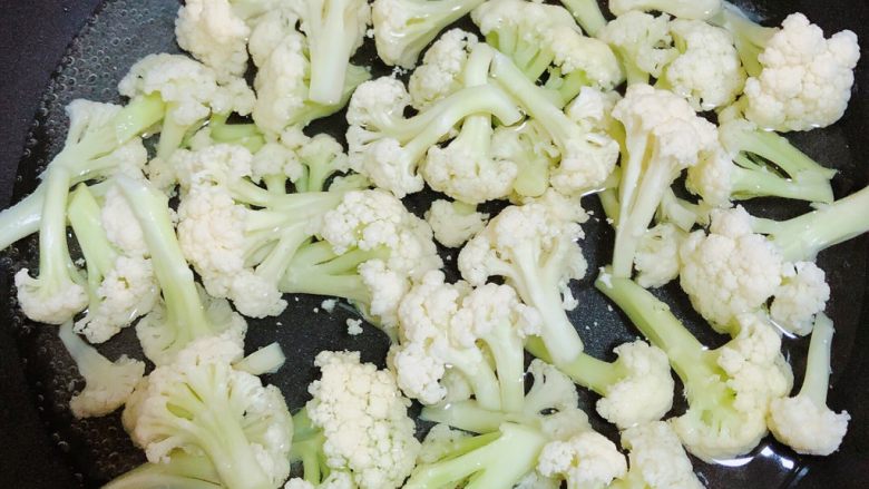 腐乳菜花,锅中烧开水,放入花菜焯一下。