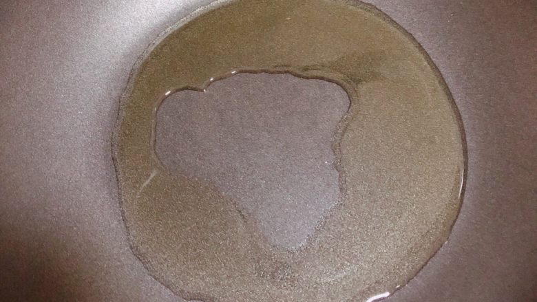 腐乳菜花,锅中倒入油,加热至5成热。
