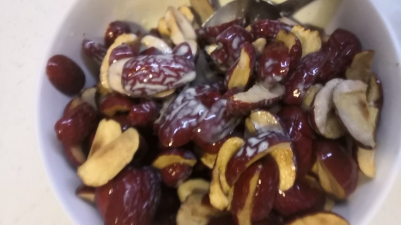 红糖枣糕(核桃芝麻蔓越莓),中间翻动几次,直到全部吸收