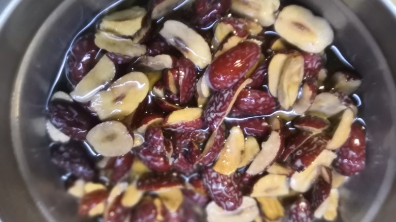 红糖枣糕(核桃芝麻蔓越莓),放在一旁备用