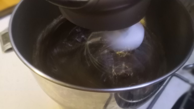红糖枣糕(核桃芝麻蔓越莓),厨师机开快速,开始打发