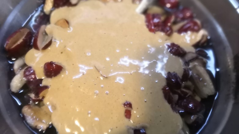 红糖枣糕(核桃芝麻蔓越莓),取少量面糊到红枣盆中