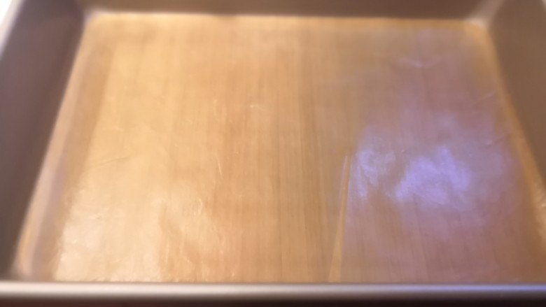 红糖枣糕(核桃芝麻蔓越莓),准备好模具,底部铺油纸