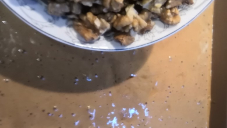 红糖枣糕(核桃芝麻蔓越莓),核桃撒入面糊中