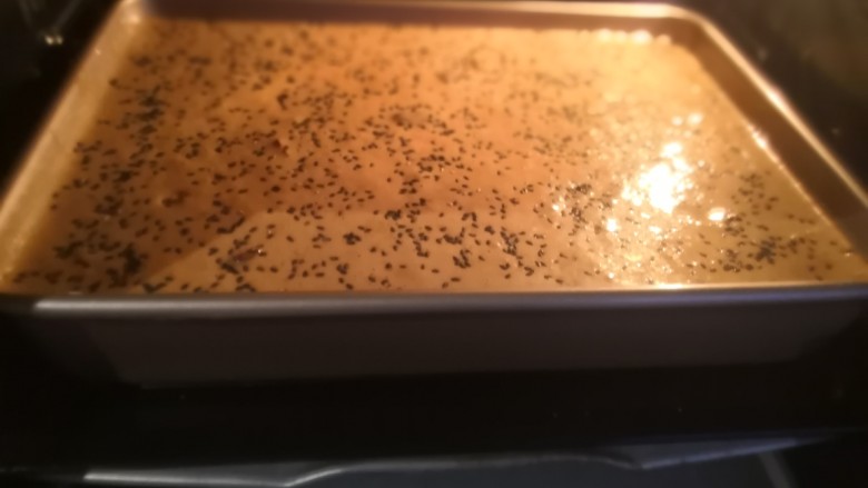 红糖枣糕(核桃芝麻蔓越莓),放入烤箱,上下火150度,烤制65至70分钟