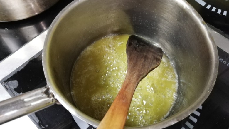 胡萝卜浓汤意面,第一部制作西餐奶油汁,也就是白汤白汁,这个是制作所有奶油汤的底 汤,比如奶油蘑菇汤,奶油玉米汤都是在它的基础上做出来的