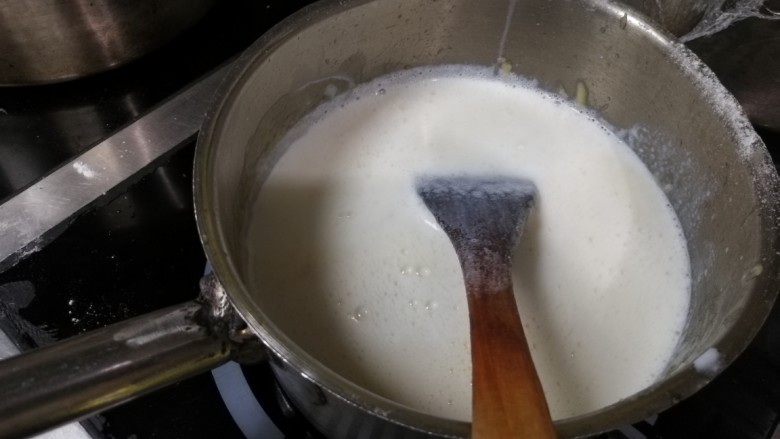 胡萝卜浓汤意面,倒入牛奶,这个要小火烧开,而且不停的搅拌放置面糊糊底