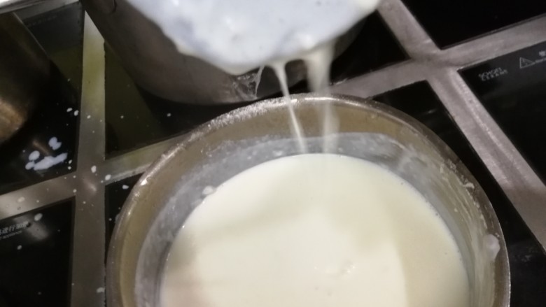 胡萝卜浓汤意面,没开的时候,会比较稀,烧开就会变粘稠,烧开后,盛出来再倒下来,成一条线状的稀稠度状态,就可以