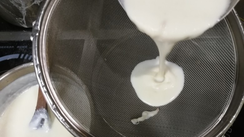胡萝卜浓汤意面,烧开调味后就需要过滤了,把洋葱和小面旮瘩过滤掉,变的细腻