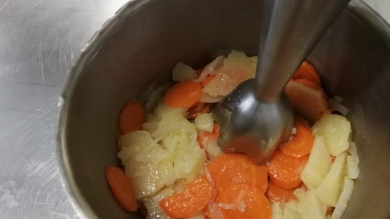 胡萝卜浓汤意面,煮软后捞出来放一点煮的水,打碎,不放水太干,打不起来