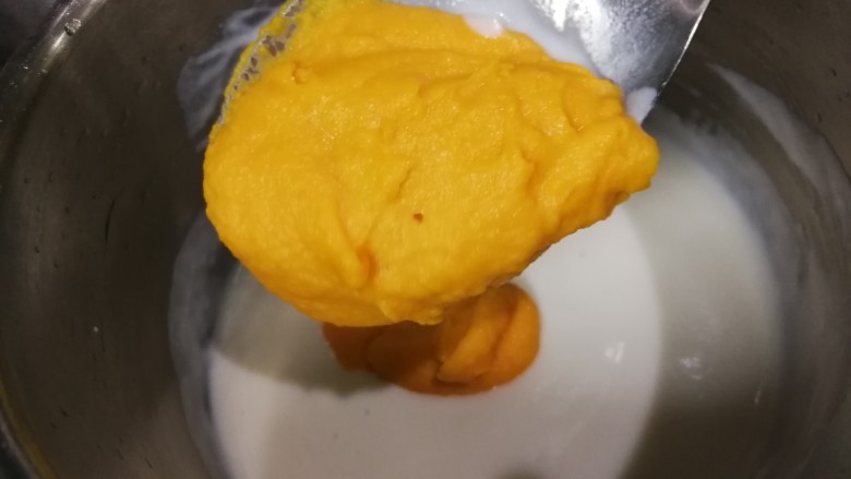 胡萝卜浓汤意面,开始做胡萝卜浓汤了,奶油汁房子锅里,加入打好的胡萝卜泥,烧开,如果干可以加些牛奶