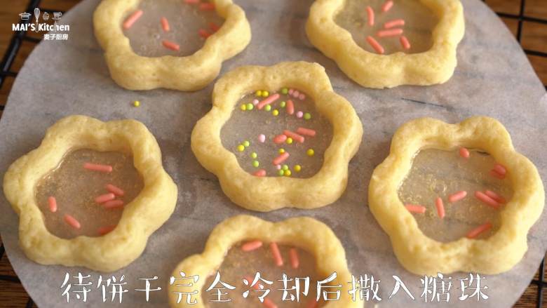 会摇晃的【摇摇乐饼干】好吃又好玩,在其中一片饼干中放入糖珠,另一片饼干边缘抹上巧克力,两片饼干重叠