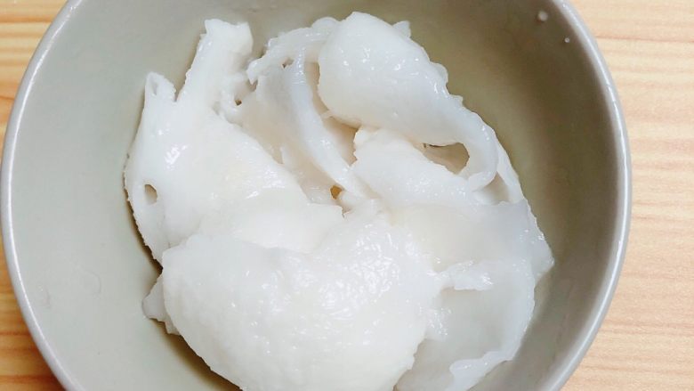 鲜椰浆苦咖啡绵绵冰(椰子油奶白顺滑诱人极了),将椰子肉略微做一下清洗,避免椰肉上粘上椰子壳屑。