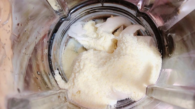 鲜椰浆苦咖啡绵绵冰(椰子油奶白顺滑诱人极了),再加入20克奶粉。