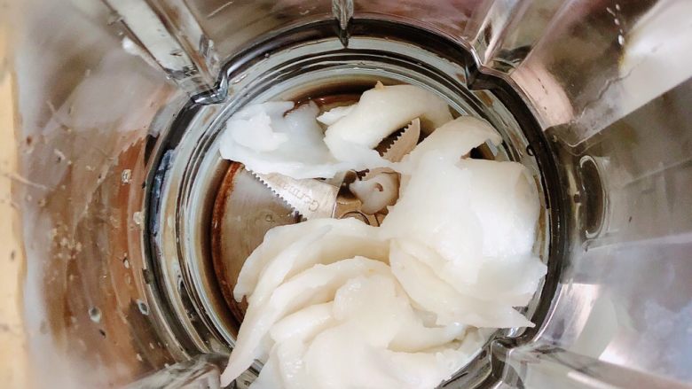 鲜椰浆苦咖啡绵绵冰(椰子油奶白顺滑诱人极了),将椰子肉倒入破壁机中。