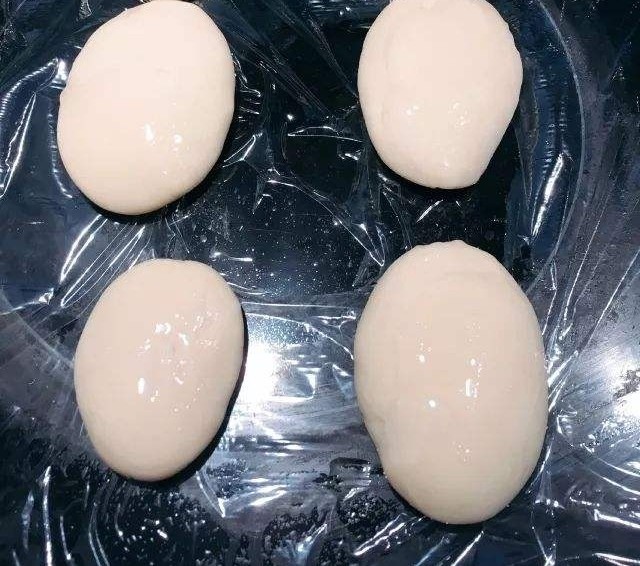 香蕉飞饼卷,抹上油,放入盘子,用保鲜膜包好,放入冰箱冷藏1小时以上