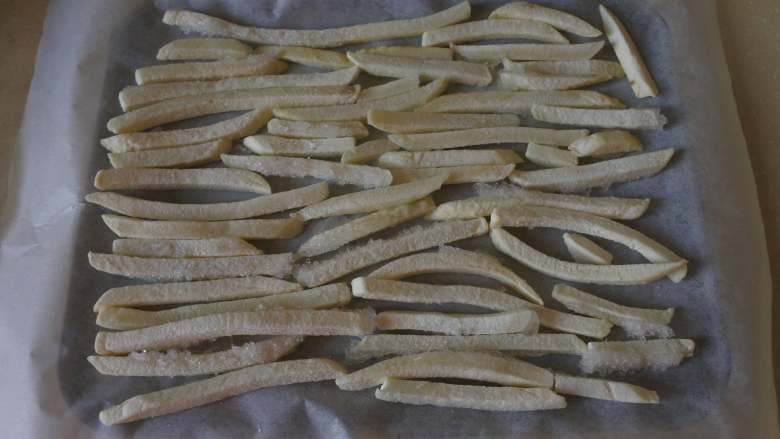 双汁烤薯条,速冻薯条解冻,烤盘内铺油纸,放上薯条摊平