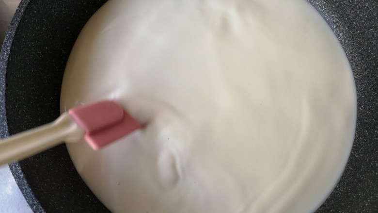 木瓜奶冻,小火加热,并用硅胶刀顺一个方向不停的搅拌。
