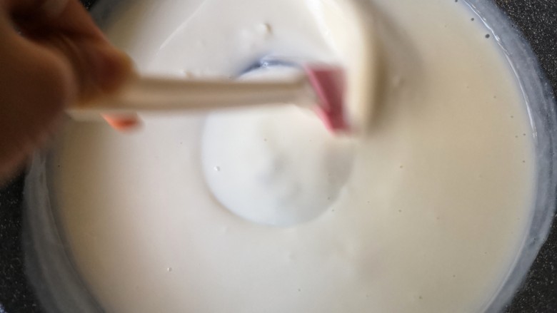 木瓜奶冻,这时候搅拌不要停啊,继续小火不停的顺一个方向搅拌。