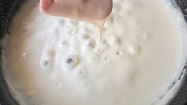 木瓜奶冻,直至锅中的牛奶搅拌变得无颗粒顺滑粘稠状态,划出的纹路不会立刻消失,提拉成缎带状落下即可。