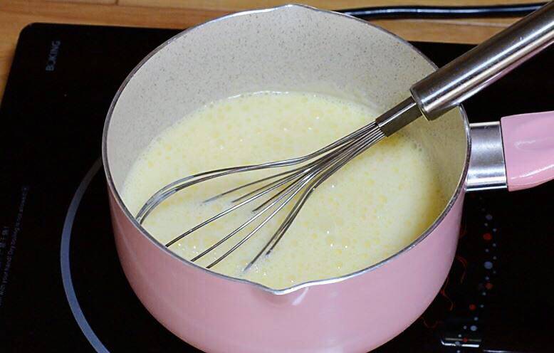 超美味烤布蕾~,倒入牛奶混合物中,搅匀。
