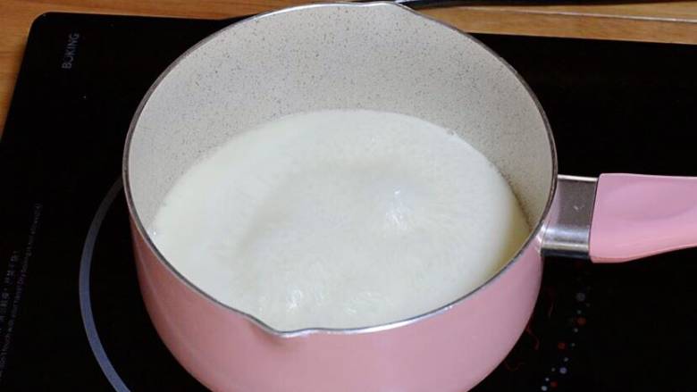 超美味烤布蕾~,开火,煮沸。