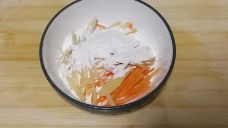 胡萝卜土豆丝饼,把胡萝卜、土豆分别切丝,和<a style='color:red;display:inline-block;' href='/shicai/ 519'>面粉</a>混和在一起