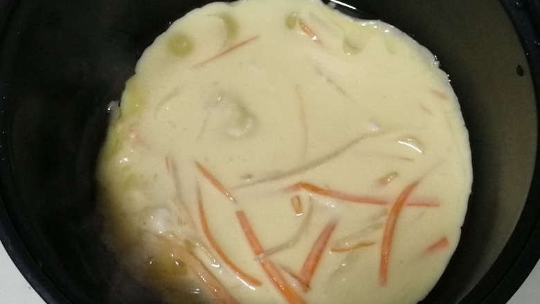 胡萝卜土豆丝饼,在不粘锅内刷一层薄油,倒入面糊,平铺在锅底,开小火