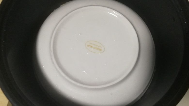 胡萝卜土豆丝饼,把盘子扣在锅上,借助盘子翻至另一侧继续煎