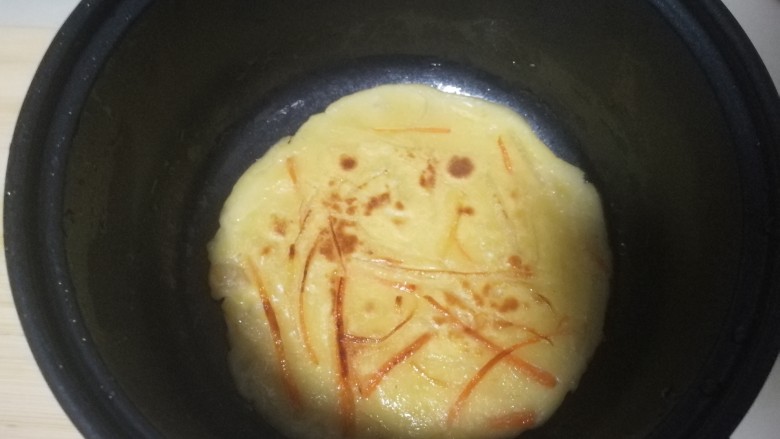 胡萝卜土豆丝饼,煎至两面金黄,即可出锅