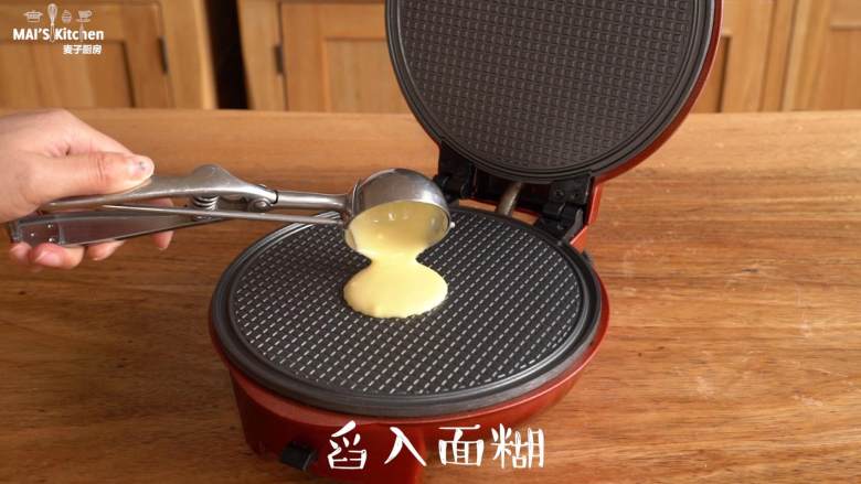 清新【冰糖橙酥卷】酥脆爽口,小红锅最高温预热完成后,舀入约15g面糊,盖上上盖