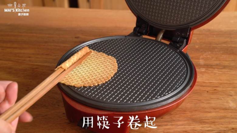 清新【冰糖橙酥卷】酥脆爽口,最高温烘烤1分钟,用筷子卷起来,置于晾架晾凉。