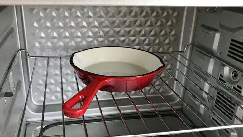 简单颜值高—荷兰松饼低卡版,铸铁锅里加入<a style='color:red;display:inline-block;' href='/shicai/ 887'>黄油</a>,放进去烤箱,开烤箱210度预热!(烤箱温度不准的开烤以后站到跟前盯着哦)