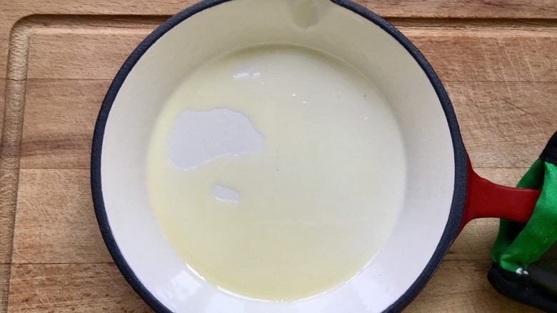简单颜值高—荷兰松饼低卡版,烤箱预热完成后,铸铁锅拿出来,把面糊倒入铸铁锅内!【我用的16cm的铸铁锅,你可以换成16cm左右的烤碗或者烤盘,此处是一人份, 两人份双倍量可以换20cm的烤盘锅等!烤盘烤碗的高度在5cm左右哦效果好】