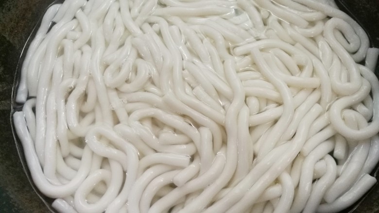 秒杀路边摊的炒土豆粉,锅中烧水,水开后土豆粉煮熟,捞出过凉水备用。