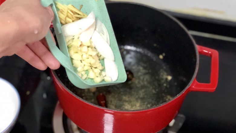 营养美味一锅炖➕番茄洋葱土豆烧鸡腿,加入姜丝葱白蒜末,煸香