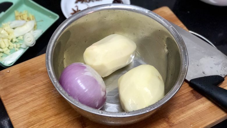 营养美味一锅炖➕番茄洋葱土豆烧鸡腿,土豆削皮,洋葱剥去外皮,洗净