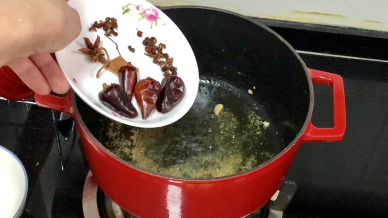 营养美味一锅炖➕番茄洋葱土豆烧鸡腿,留底油加入香料,小火炒香