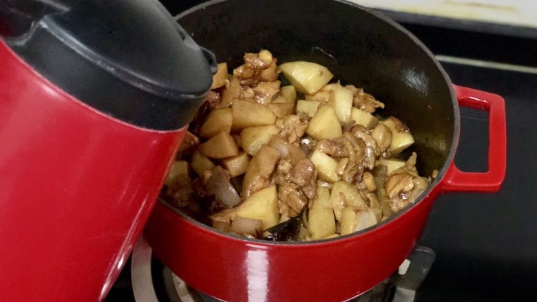 营养美味一锅炖➕番茄洋葱土豆烧鸡腿,加入热水,没过食材,转中大火煮开