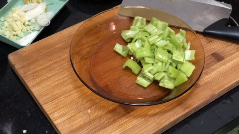 营养美味一锅炖➕番茄洋葱土豆烧鸡腿,最后尖椒也切成小块,青椒最后加入,可以切小一点