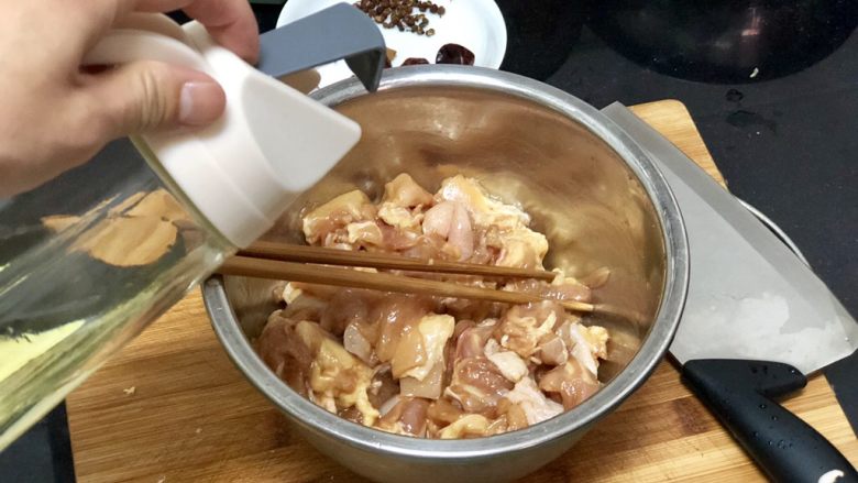营养美味一锅炖➕番茄洋葱土豆烧鸡腿,再加入少许食用油,拌匀腌制15分钟