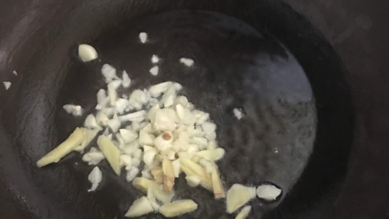 东北菜豆角炖土豆,姜蒜爆锅,炒香
