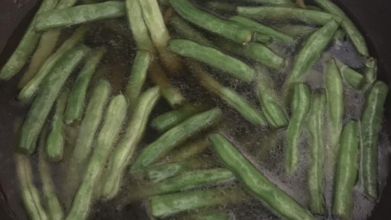 东北菜豆角炖土豆,加入水,没过豆角就行