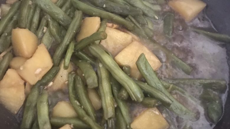 东北菜豆角炖土豆,炖到土豆熟了,豆角也差不多了,可以适当尝尝,调调味儿