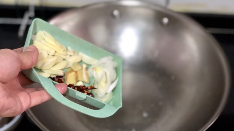 嫩绿纷红不自愁➕尖椒木耳回锅肉,加入葱白蒜片姜片，阿晨还加了一点剪碎的干辣椒