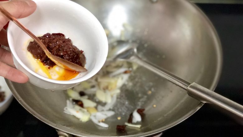 嫩绿纷红不自愁➕尖椒木耳回锅肉,煸香后加入郫县豆瓣酱，小火煸出红油