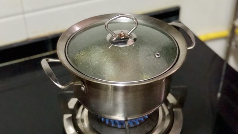 嫩绿纷红不自愁➕尖椒木耳回锅肉,加盖中小火煮约10分钟到五花肉七成熟，插入筷子，拔出没有血水渗出。把五花肉捞出可以冻入冰箱，方便等会切片。