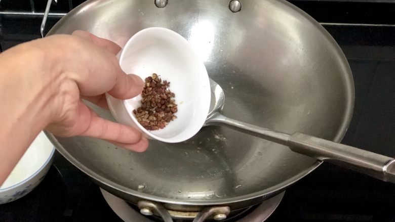 嫩绿纷红不自愁➕尖椒木耳回锅肉,留底油，加入花椒，小火煸香后把挂件捞出