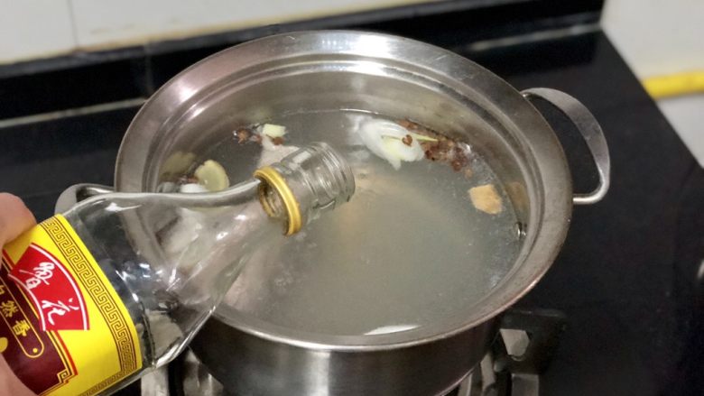 嫩绿纷红不自愁➕尖椒木耳回锅肉,水开加入少许<a style='color:red;display:inline-block;' href='/shicai/ 718'>料酒</a>